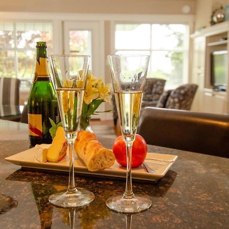 Crown Mansion Boutique Hotel & Villas Qualicum Beach Bagian luar foto