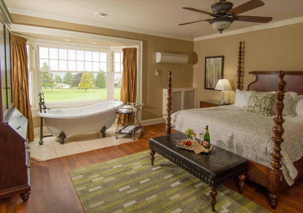Crown Mansion Boutique Hotel & Villas Qualicum Beach Bagian luar foto