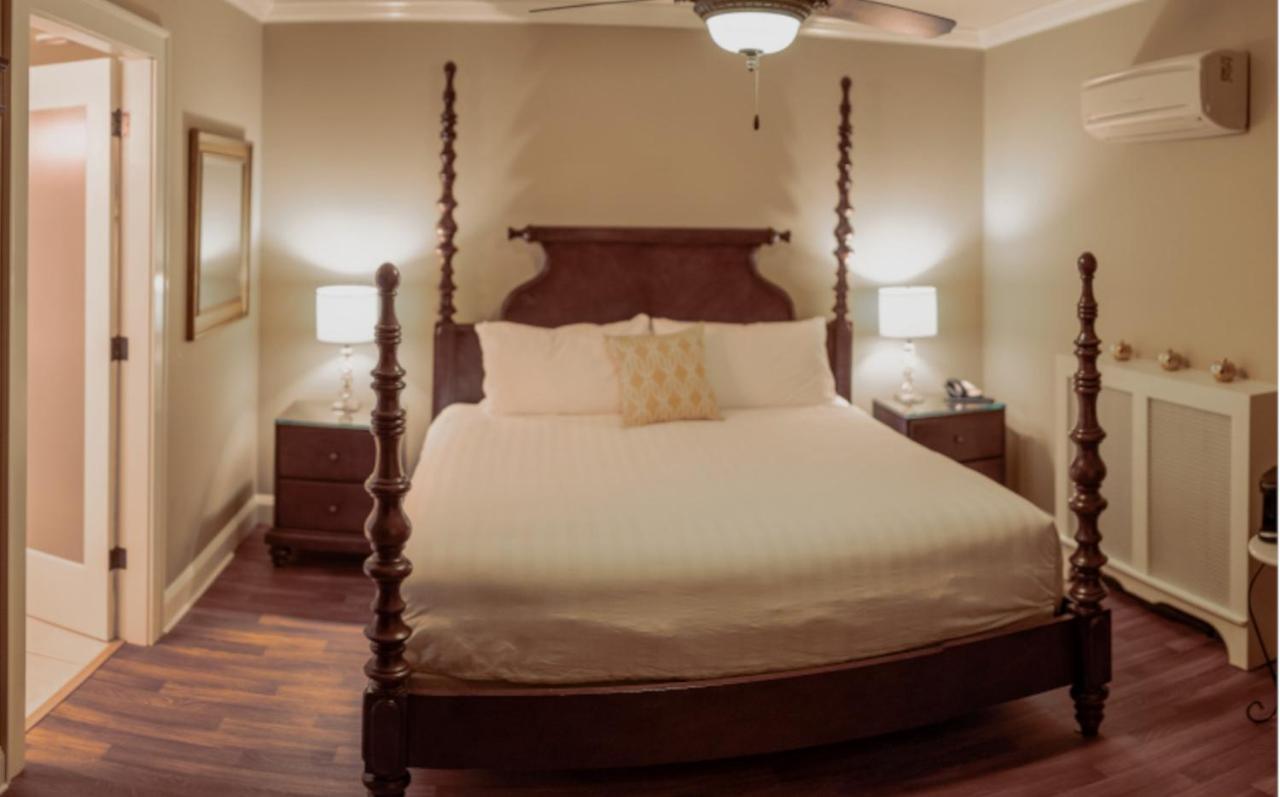 Crown Mansion Boutique Hotel & Villas Qualicum Beach Bagian luar foto