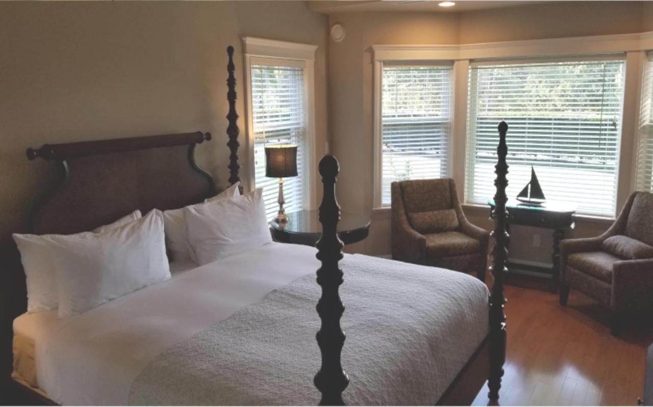 Crown Mansion Boutique Hotel & Villas Qualicum Beach Bagian luar foto