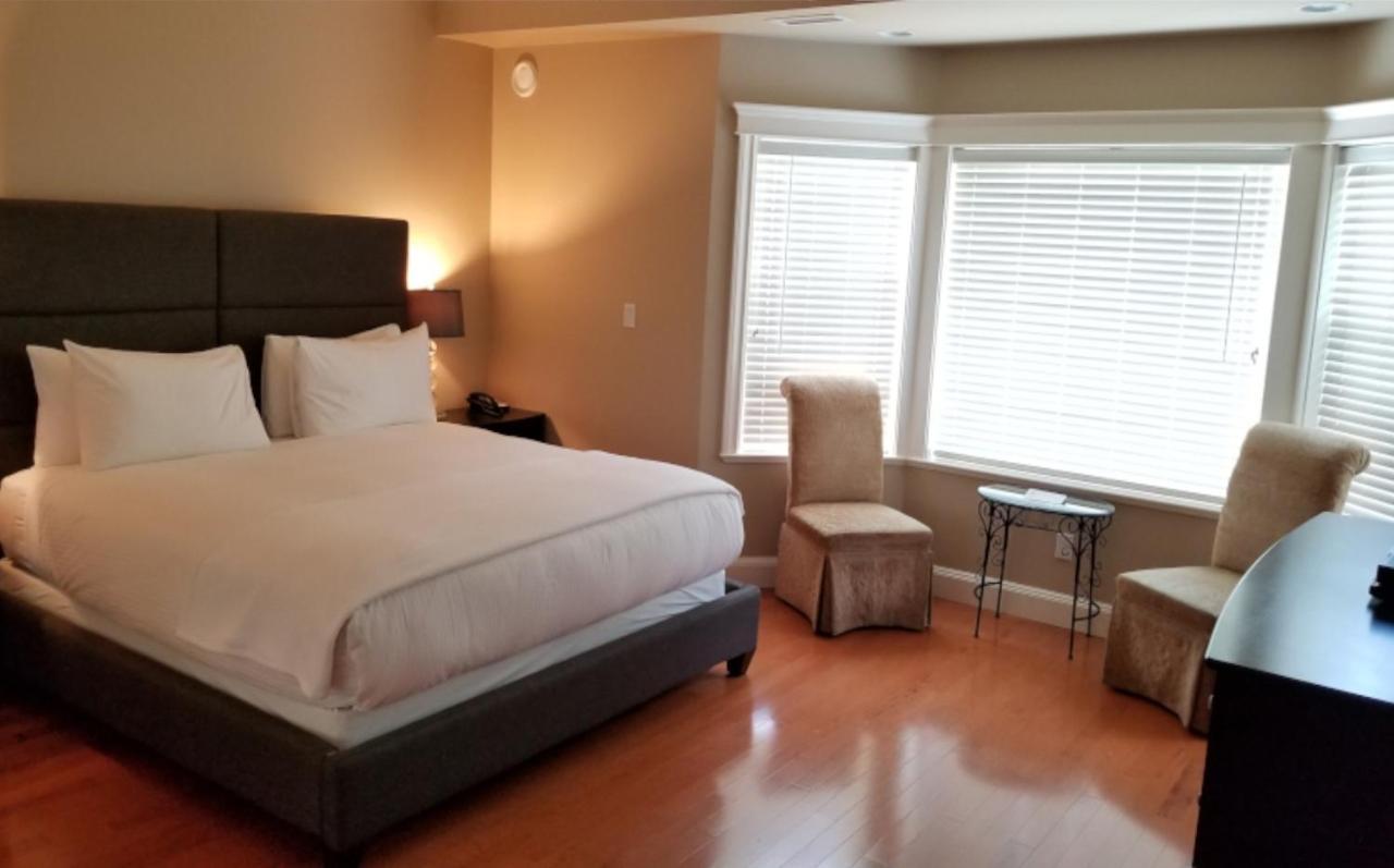 Crown Mansion Boutique Hotel & Villas Qualicum Beach Bagian luar foto