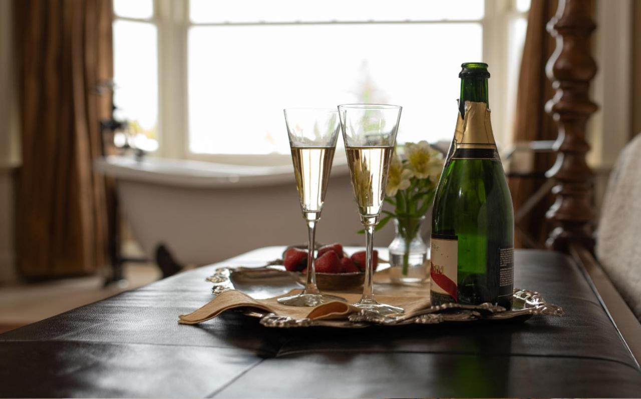 Crown Mansion Boutique Hotel & Villas Qualicum Beach Bagian luar foto