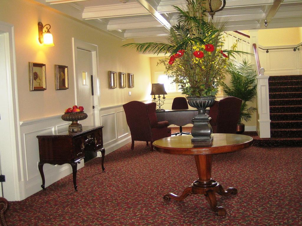 Crown Mansion Boutique Hotel & Villas Qualicum Beach Bagian luar foto