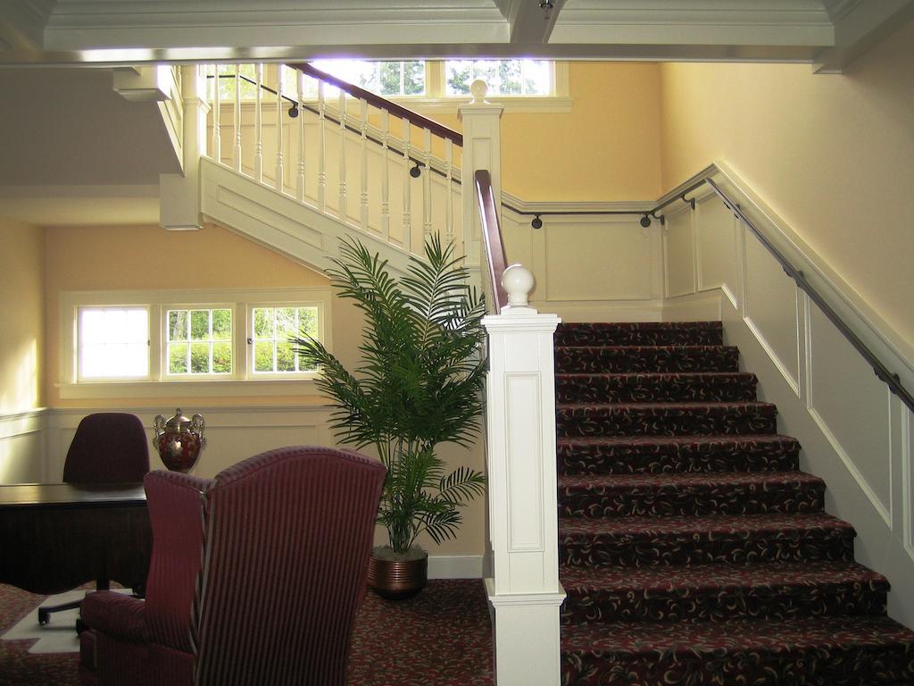 Crown Mansion Boutique Hotel & Villas Qualicum Beach Bagian luar foto