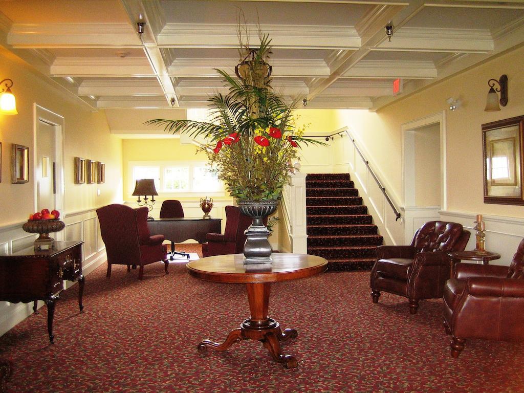 Crown Mansion Boutique Hotel & Villas Qualicum Beach Bagian luar foto