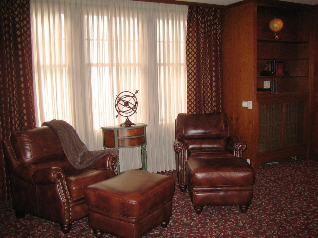 Crown Mansion Boutique Hotel & Villas Qualicum Beach Bagian luar foto
