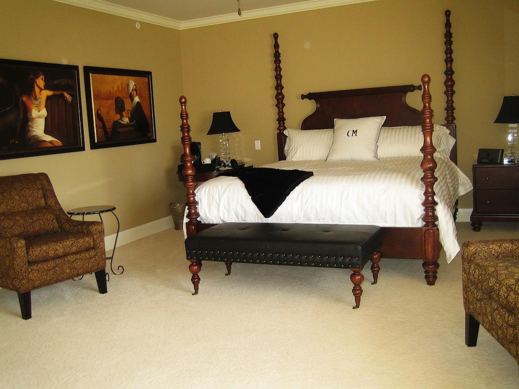 Crown Mansion Boutique Hotel & Villas Qualicum Beach Bagian luar foto