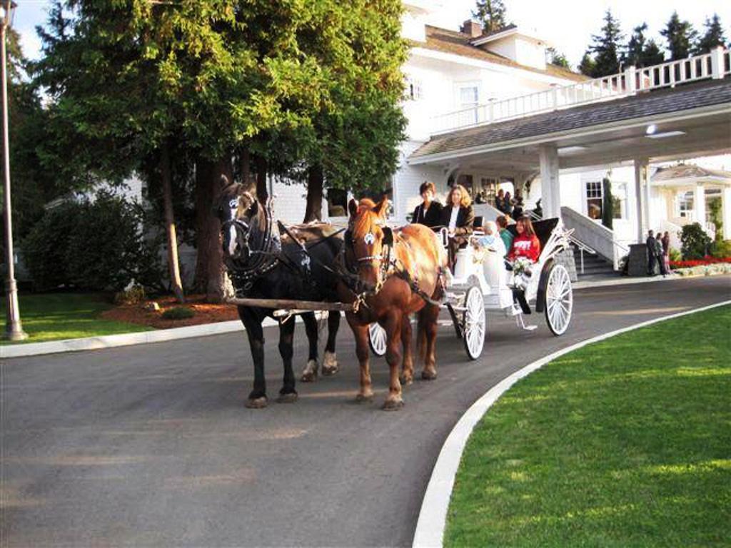 Crown Mansion Boutique Hotel & Villas Qualicum Beach Bagian luar foto