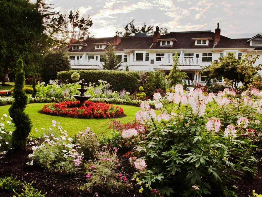 Crown Mansion Boutique Hotel & Villas Qualicum Beach Bagian luar foto