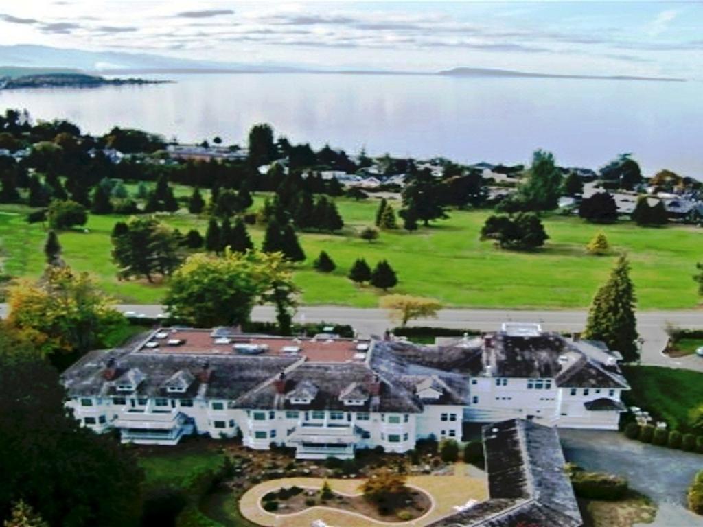 Crown Mansion Boutique Hotel & Villas Qualicum Beach Bagian luar foto