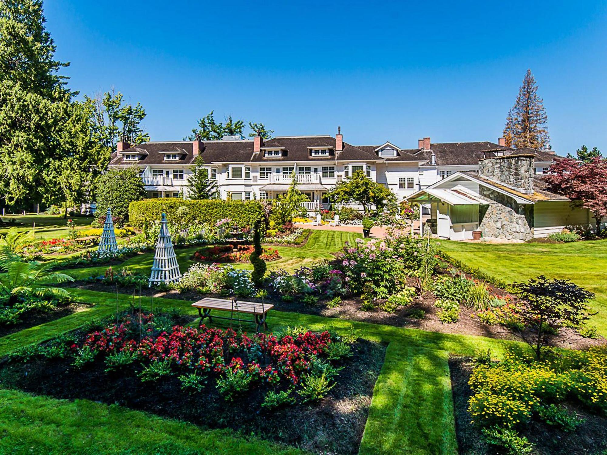 Crown Mansion Boutique Hotel & Villas Qualicum Beach Bagian luar foto