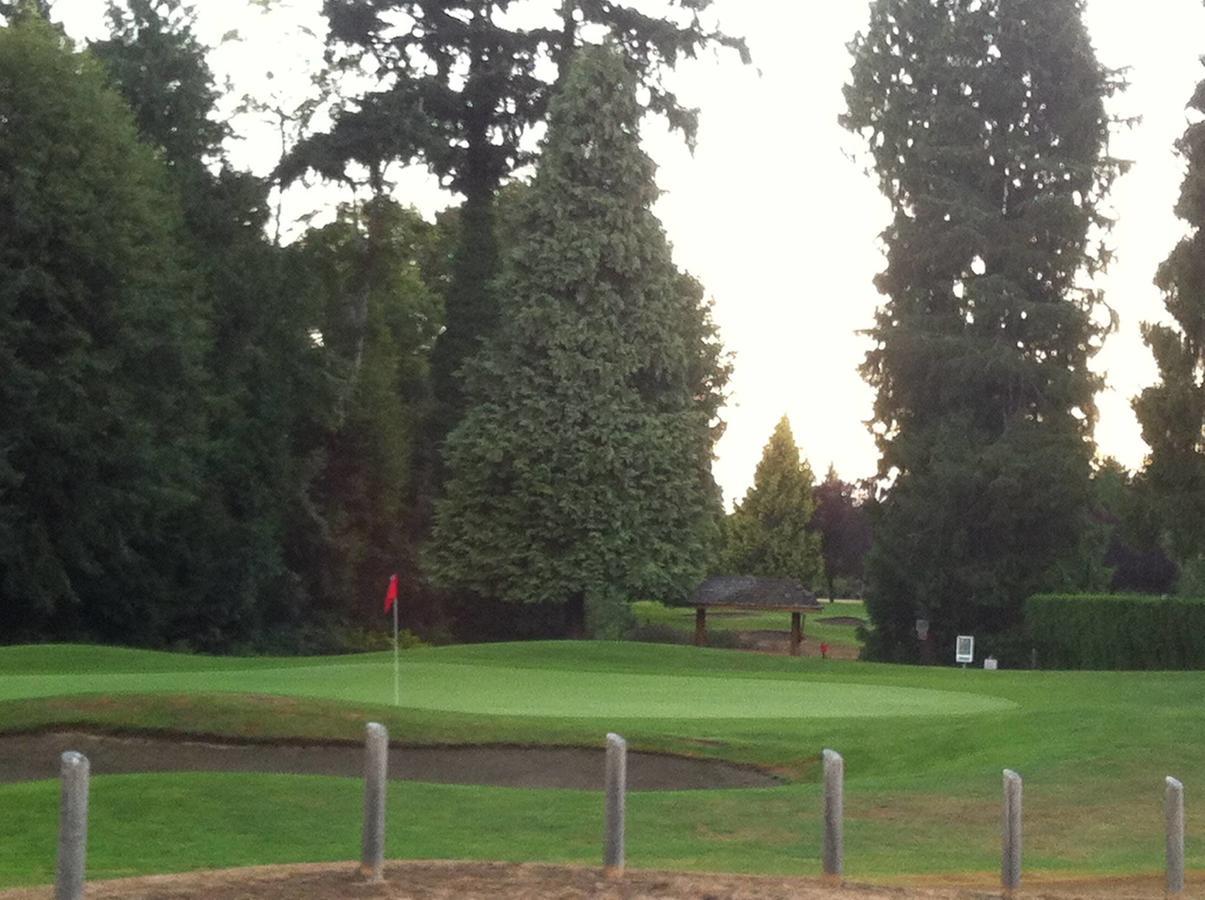 Crown Mansion Boutique Hotel & Villas Qualicum Beach Bagian luar foto