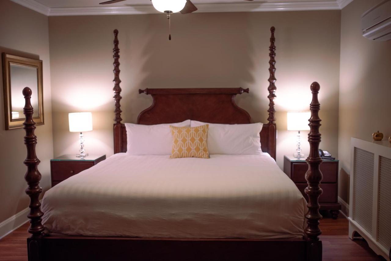Crown Mansion Boutique Hotel & Villas Qualicum Beach Bagian luar foto