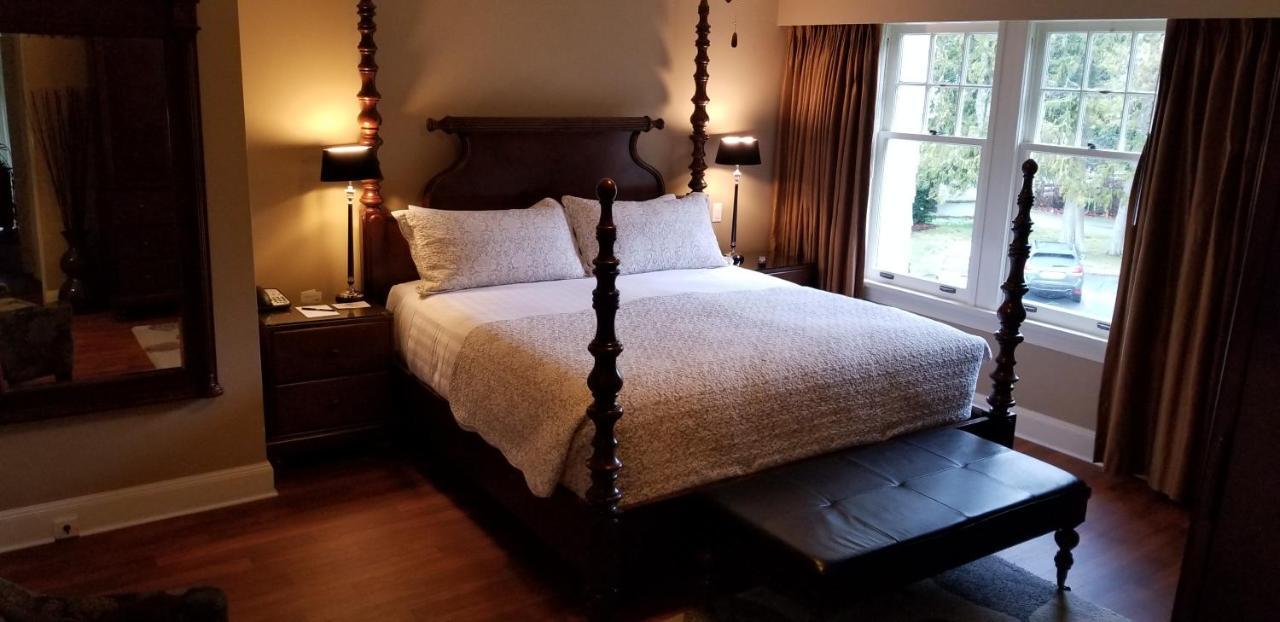 Crown Mansion Boutique Hotel & Villas Qualicum Beach Bagian luar foto